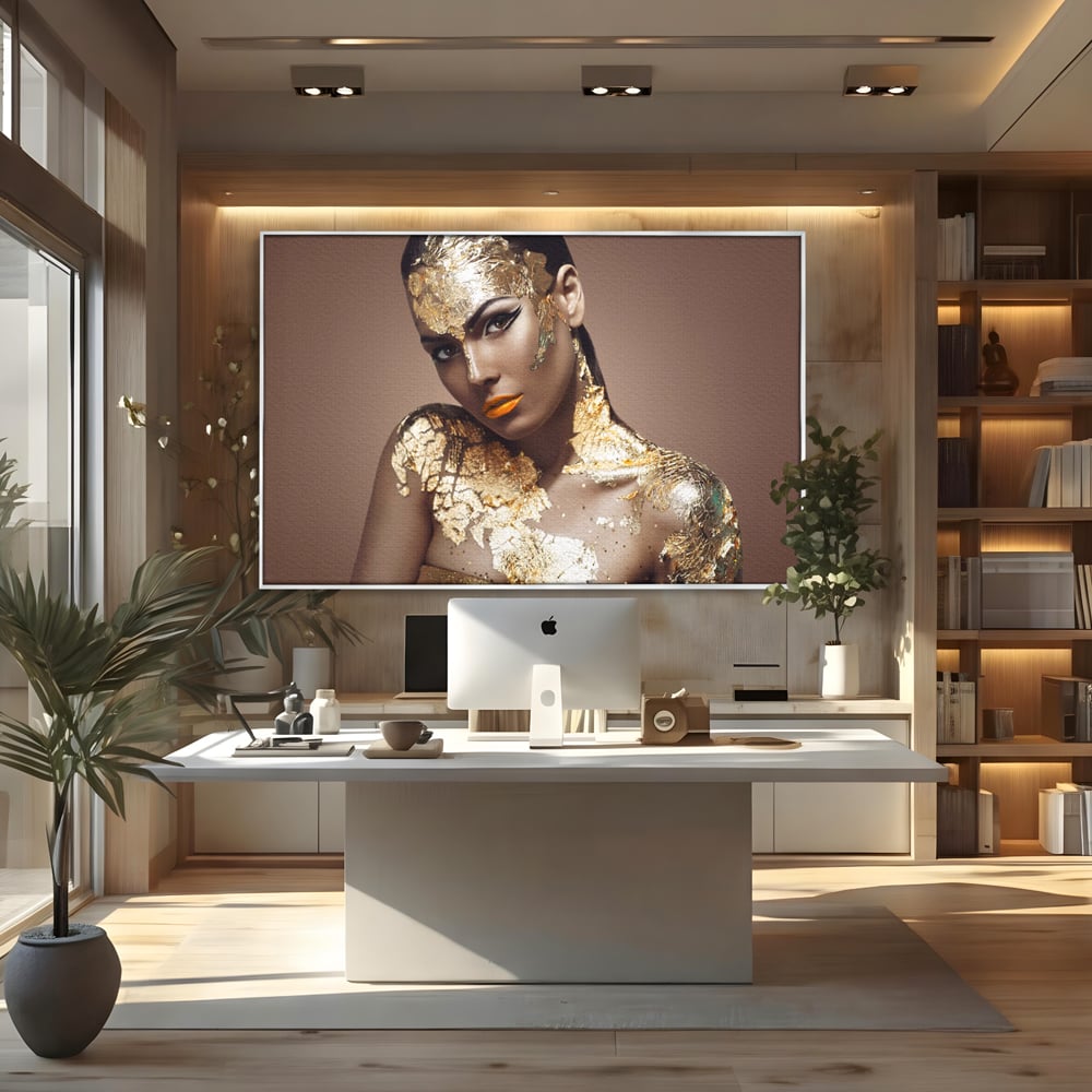 Tablou canvas cu tablou canvas cu femeie si foita de aur, in rama de aluminiu argintiu, pe perete intr-un birou